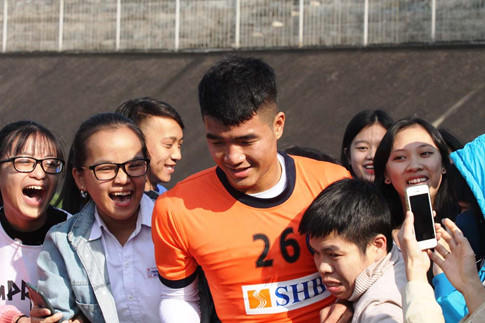 Hà Đức Chinh trong vòng vây của người hâm mộ - Ảnh: Lê Toàn