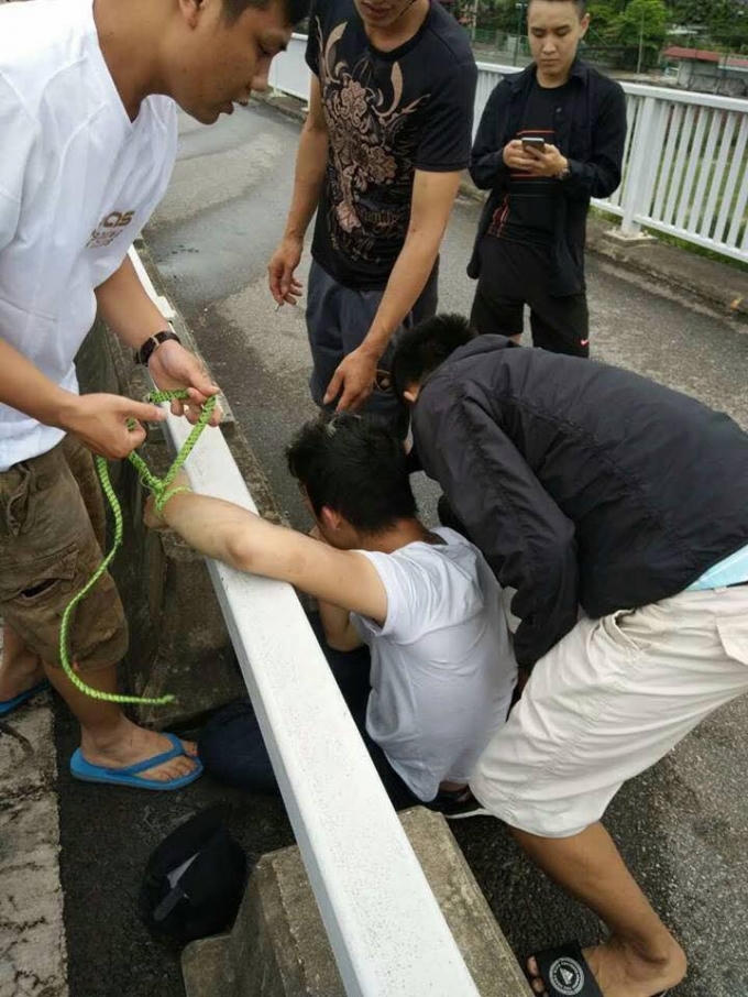 Tên cướp cầm dao ngồi phía sau đã bị tóm gọn.