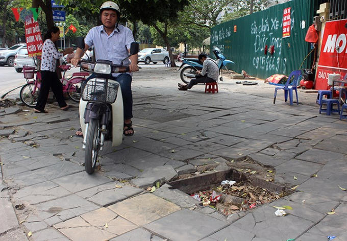 Người đi bộ, các phương tiện từ đi từ vỉa hè xuống lòng đường đều phải tìm cách "né" các hố ga, hố cáp quang mất nắp.