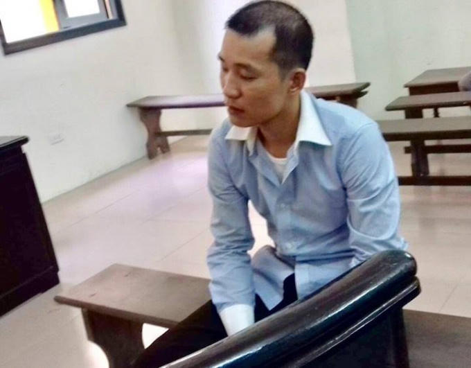 Sơn trước vành móng ngựa trong phiên tòa.