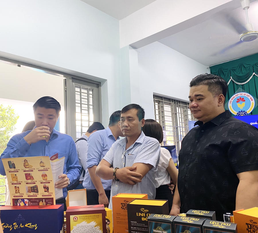 Ông Trần Dương Hùng (Bên trái khung ảnh) PCT UBND Huyện Vĩnh Cửu tham quan và dùng thử sản phẩm trà Đông Trùng Hạ Thảo của HTX TMDV Đông Nam Bộ.