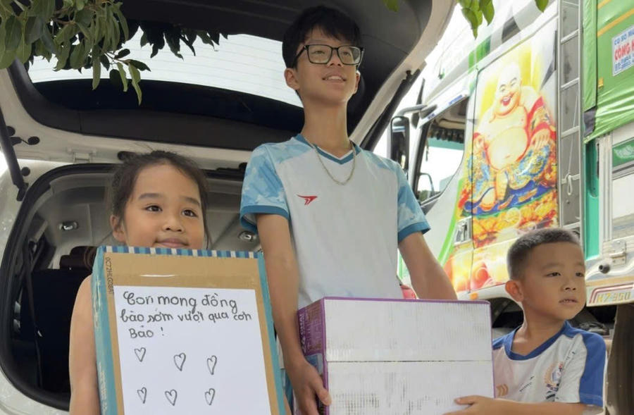 Các tình nguyện viên ( trong đó có nhiều em học sinh nhỏ) gửi nhu yếu phẩm gửi đến người dân ở Nghệ An. Ảnh: Vũ Long