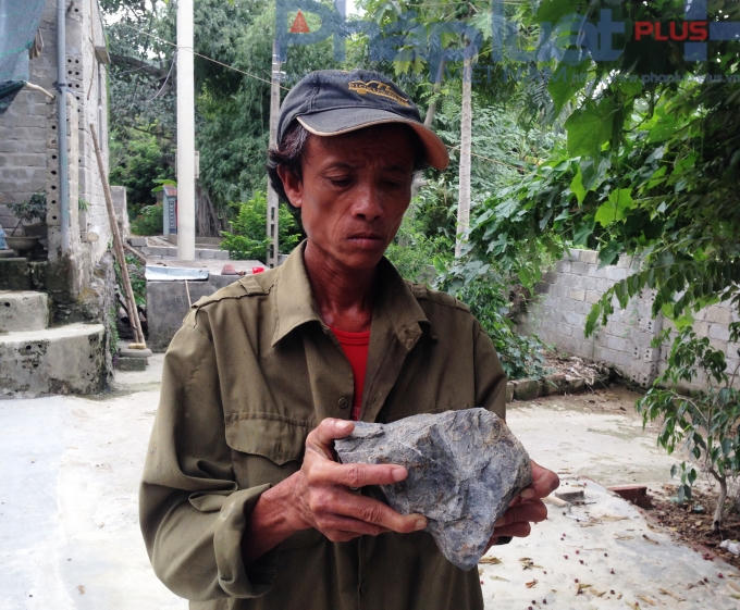 Một trong 12 viên đá rơi trúng mái nhà ông Trịnh Văn Thái vào trưa ngày 24/6 vừa qua.