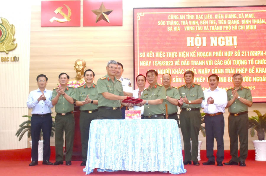 Công an các tỉnh, thành phố ký kết phối hợp đấu tranh với các đối tượng tổ chức, môi giới cho người khác xuất, nhập cảnh trái phép để khai thác thủy sản trái phép tại vùng biển nước ngoài.