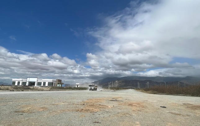 Lãng phí tài nguyên đất đai tại KCN Du Long. Ảnh CÔNG HOAN