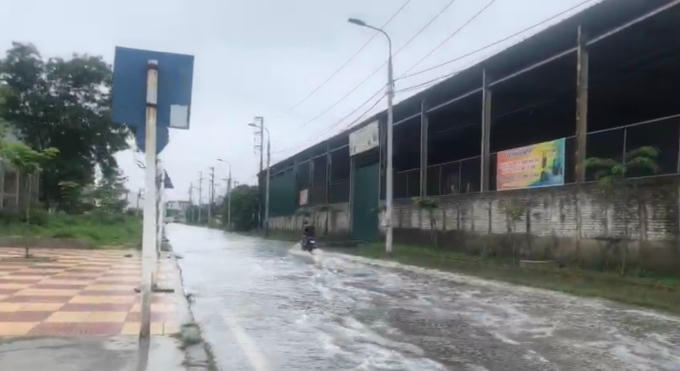 Các phương tiện phải tạm dừng di chuyển hoặc