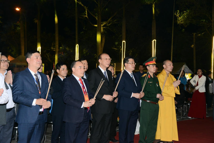 Các đại biểu thực hiện nghi lễ dâng hương tại khu di tích Quốc gia đặc biệt Bạch Đằng.