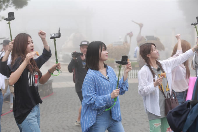 Màn sương mờ giăng phủ trên đỉnh Bà Nà khiến các thành viên TWICE phấn khích và họ tự ghi lại hình ảnh để chia sẻ trên trang cá nhân của mình.  Có mặt đúng thời điểm khu du lịch đang tổ chức lễ hội bia B’estival 2017,  TWICE ấn tượng trước sự công phu của những tiểu cảnh, và không khí tưng bừng không kém những lễ hội Oktobefest khác.