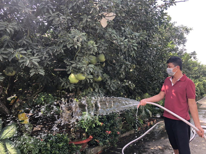 Người dân thường xuyên chăm sóc cây xanh trên tuyến đường nơi sinh sống.