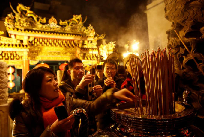 Người dân Nhật Bản đến một ngôi chùa ở khu China Town, thuộc tỉnh Yokohama, phía nam Tokyo để thắp nhang cầu nguyện năm mới an khang, thịnh vượng.