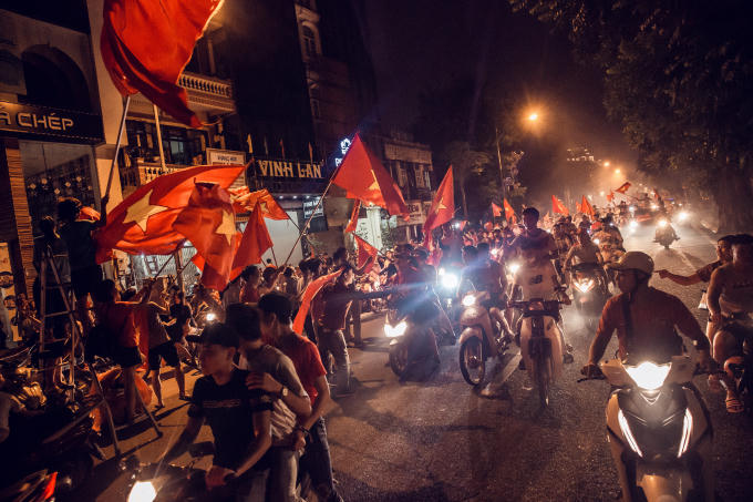 Bước sang ngày mới nhưng ở khu vực trung tâm Thủ đô dòng xe “đi bão” vẫn không hề ngớt - Hà Nội có một đêm "không ngủ".