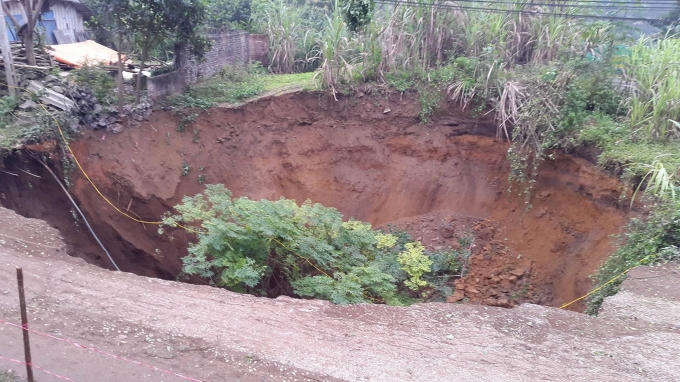 Bắc Kạn: Sau tiếng động lớn, &ldquo;hố tử thần&rdquo; chia đ&ocirc;i tỉnh lộ 254