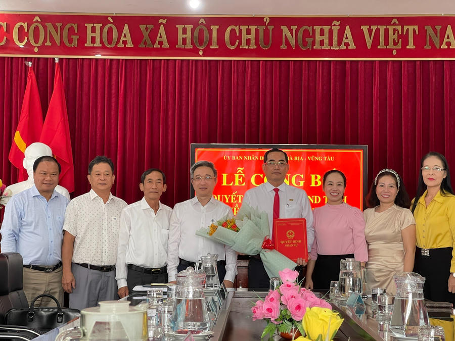 Ông Trương Thanh Phong phát biểu nhận nhiệm vụ mới và chụp hình lưu niệm với đại diện lãnh đạo địa phương.
