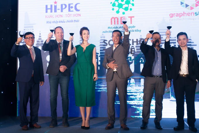 Hoa hậu Jennifer Phạm xuất hiện đẹp đôi cùng ông xã