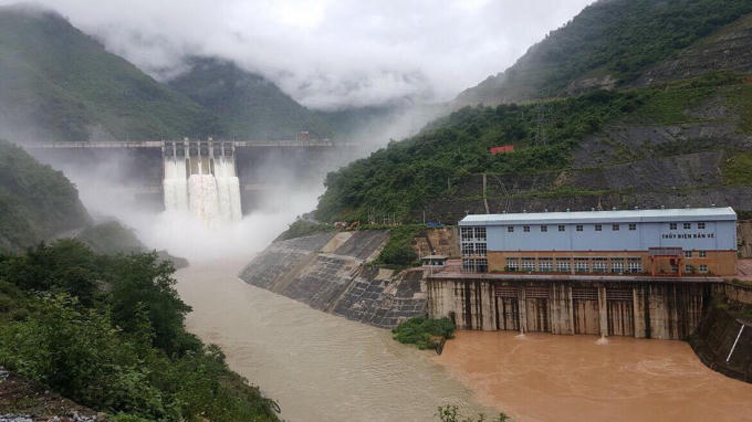 Nhà máy thủy điện Bản Vẽ xả lũ theo đúng quy trình, tuy nhiên một số đối tượng tung tin đồn vỡ đập thủy điện này bị Công an triệu tập xử lý