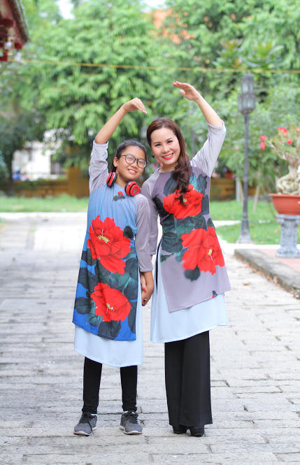 Nhân dịp tết nguyên đán 2 mẹ con Nữ hoàng đã lựa chọn cho mình những bộ áo dài cách tân nền nã đơn giản nhưng hết sức sang trọng và độc đáo của nhà thiết kế Tiến Doãn.