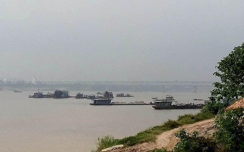 Tàu cuốc khai thác cát trên sông Hồng đoạn gần cầu Thăng Long.