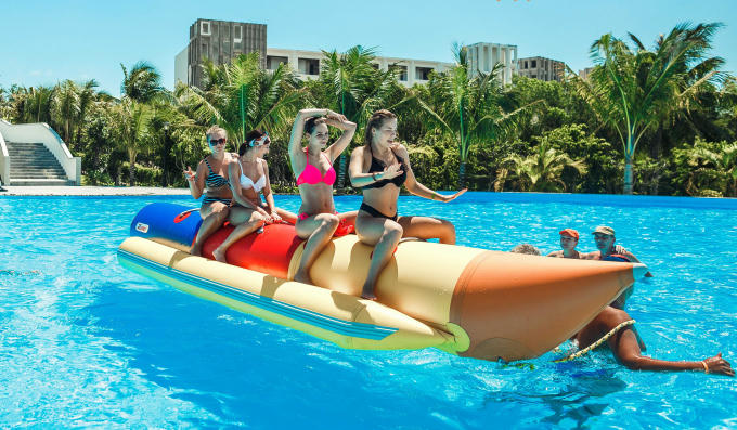 Du khách quốc tế trải nghiệm vui chơi, giải trí tại Cam Ranh Riviera Beach Resort &amp; Spa - resort đẳng cấp 5 sao đầu tiên tại Bãi Dài.