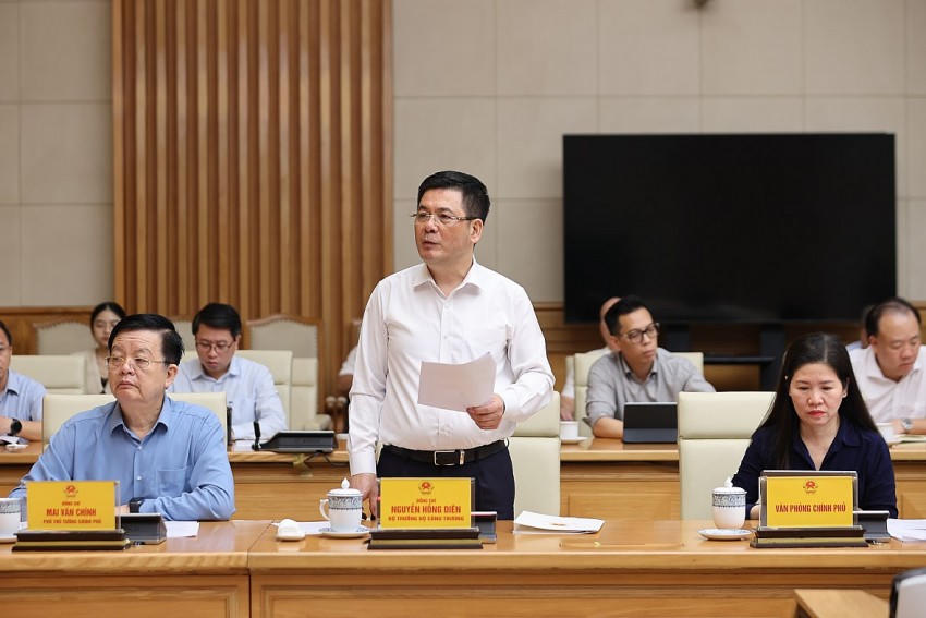 Bộ trưởng Bộ Công Thương Nguyễn Hồng Diên phát biểu tại phiên họp.