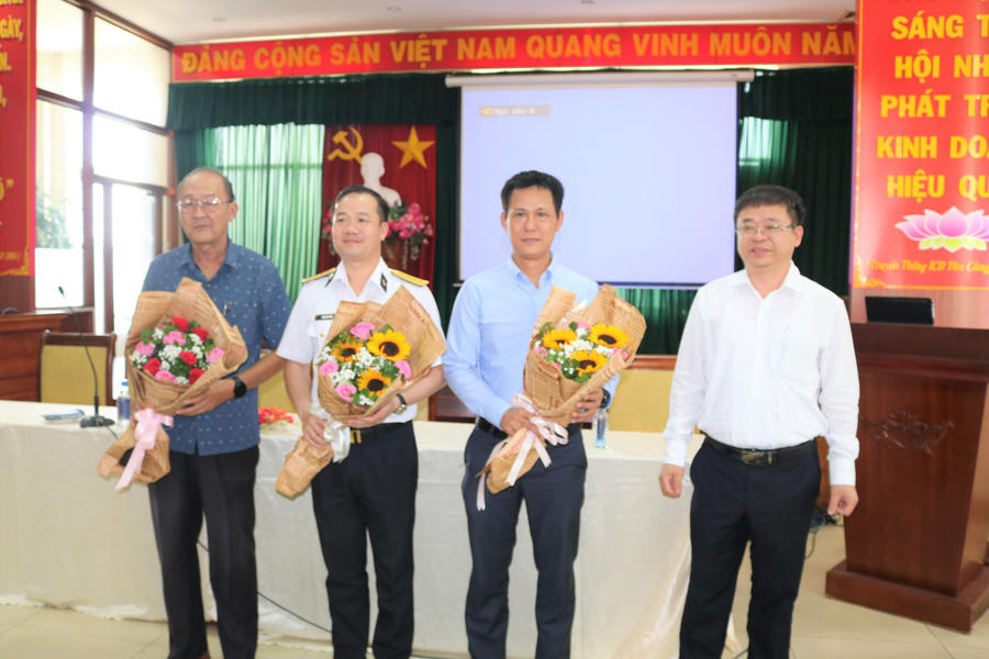 Ông Trần Ngọc Liêm (bìa phải) tặng hoa ra mắt các thành viên của Hội đồng VCCI Đồng Nai.