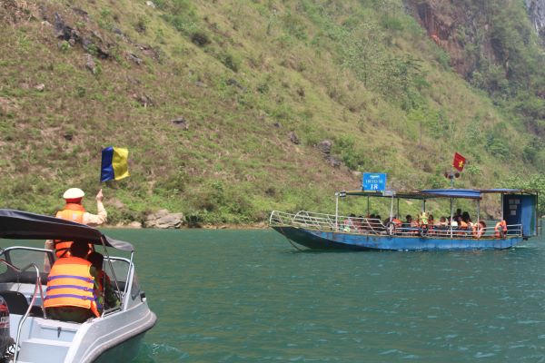 Tổ công tác của Đội CSGT - TT Công an huyện Mèo Vạc tuần tra, kiểm soát, đảm bảo an toàn giao thông trên sông Nho Quế.