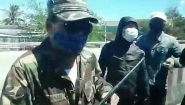 Nh&oacute;m người bịt mặt, cầm gậy ba kh&uacute;c g&acirc;y hấn với t&agrave;i xế trong xe qua trạm BOT Phước Tượng - Ph&uacute; Gia.