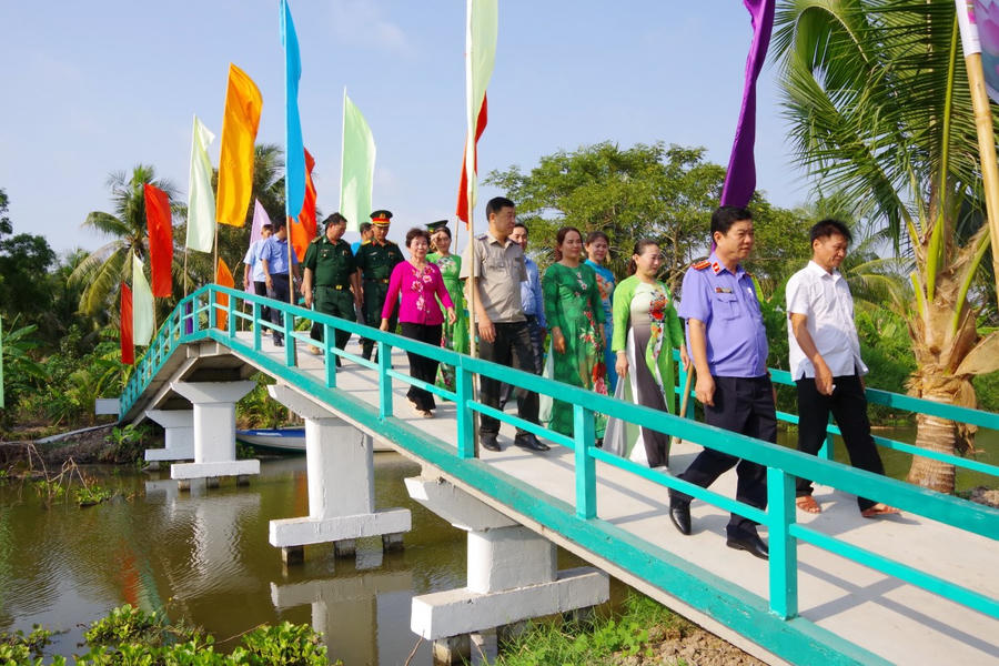 Khối thi đua 2 tỉnh Cà Mau hỗ trợ xây cầu giao thông nông thôn (ấp Trùm Thuật, xã Khánh Hải, huyện Trần Văn Thời, tỉnh Cà Mau).