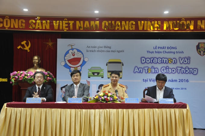 Đại diện các lãnh đạo trả lời câu hỏi của phóng viên liên quan đến chương trình Doremon với ATGT tại Việt Nam năm 2016