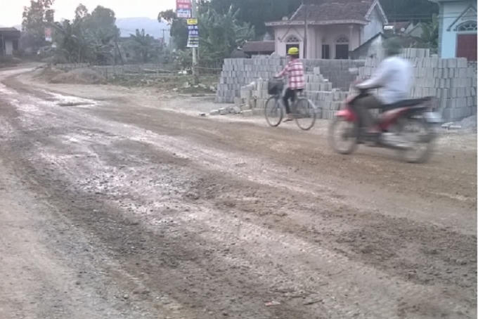 Nhiều nơi xuất hiện vết lồi, lõm bánh xe ô tô (ảnh Duy Ngợi).