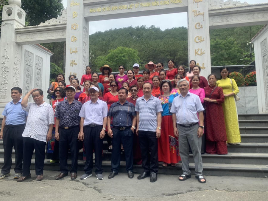 Tấm ảnh lưu niệm chụp tác giả (ngoài cùng, hàng đầu, bìa phải) cùng anh em, đồng đội trong một chuyến tri ân các nghĩa trang liệt sĩ dọc đường Trường Sơn huyền thoại tháng 5/2024. Ảnh: NVCC