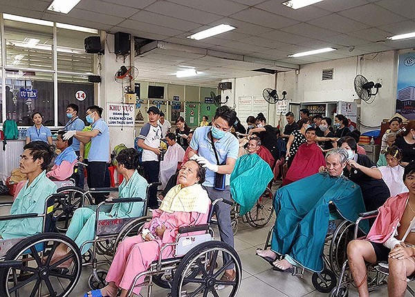 Các tình nguyện viên cắt tóc gội đầu miễn phí cho bệnh nhân