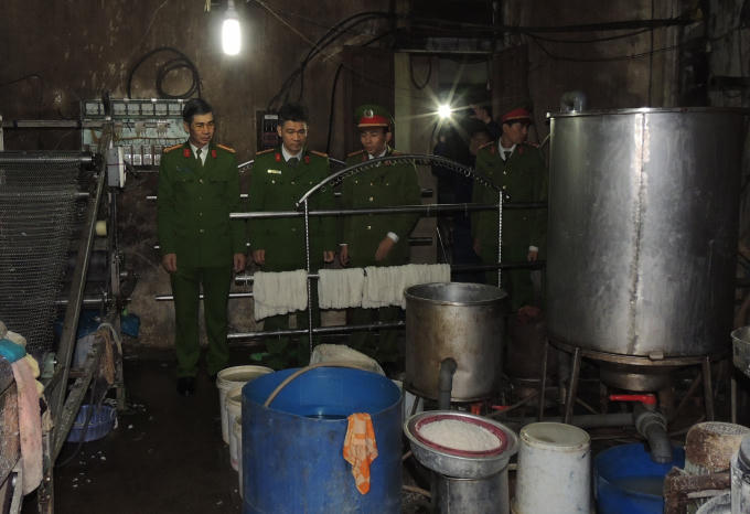 Cơ quan Công an kiểm tra tại cơ sở sản xuất bánh phở nhà ông Vũ Mạnh Hùng. (Ảnh: Công an Hà Nam)