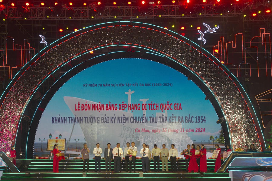 Lãnh đạo tỉnh Cà Mau trao tặng Bằng khen và những bó hoa tươi thắm cho các đơn vị, doanh nghiệp và các cá nhân tài trợ.