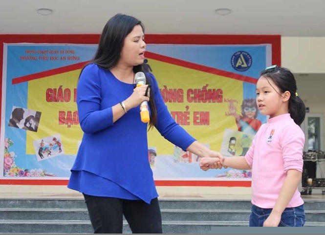 TS Vũ Thu Hương chia sẻ những kỹ năng phòng chống bạo lực và xâm hại trẻ em (tại trường Tiểu học An Hưng - Hà Nội).