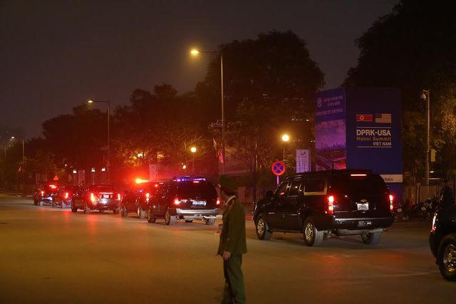 Đoàn xe với khoảng 14 chiếc hướng lên sân bay Nội Bài chờ đón Tổng thống Donald Trump.