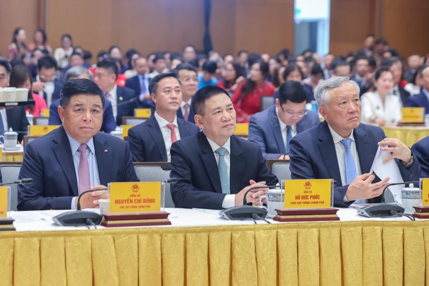 Các Phó Thủ tướng và lãnh đạo các bộ ngành tham dự hội nghị.
					
				
			
			Các Phó Thủ tướng và lãnh đạo các bộ ngành tham dự hội nghị.