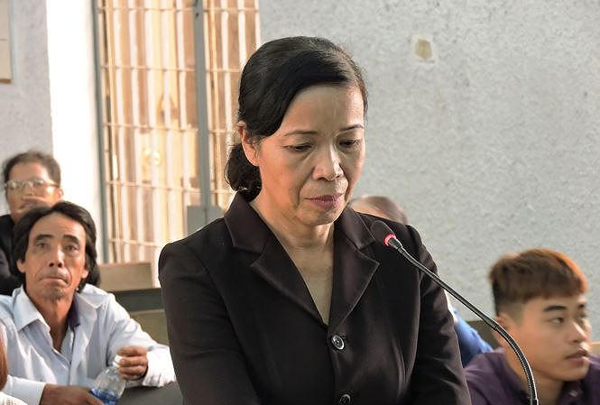 Bị cáo Trương Thị Hoa tại phiên xét xử sơ thẩm. Bị cáo Hoa nguyên là Phó Chánh án TAND huyện Ea Kar (tỉnh Đắk Lắk), bị truy tố vì hành vi nhận hối lộ.