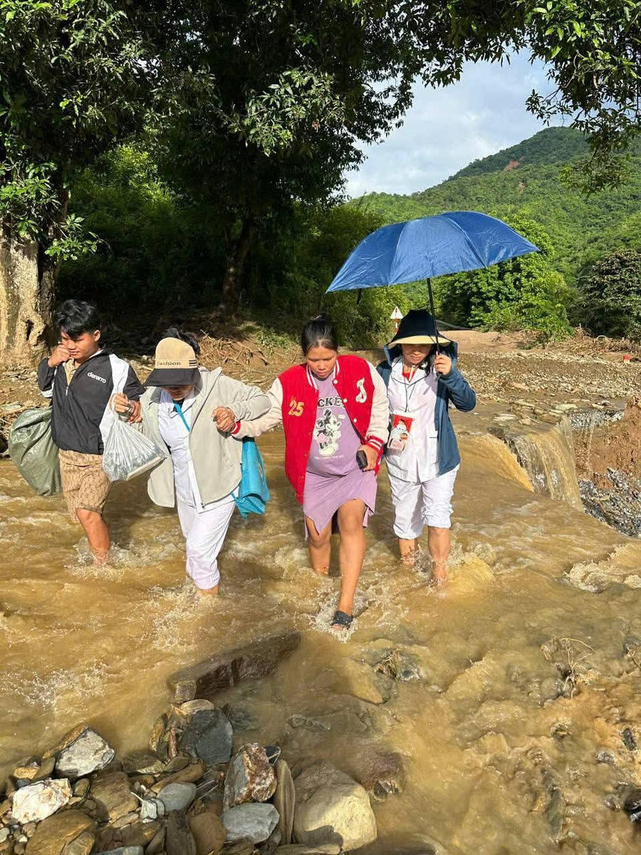 Sản phụ Pịt Thị Hà vượt lũ để sinh con.