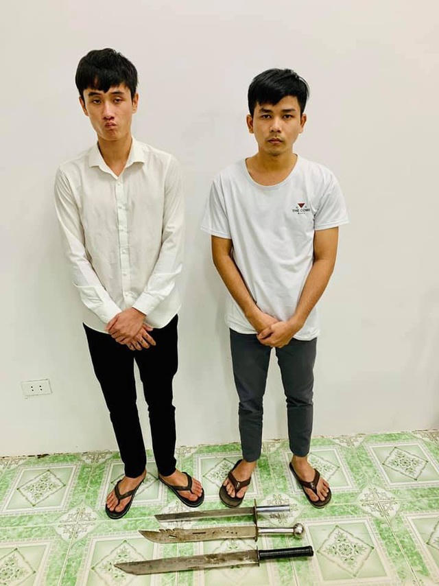 Hai đối tượng bị bắt cùng hung khí gây án.