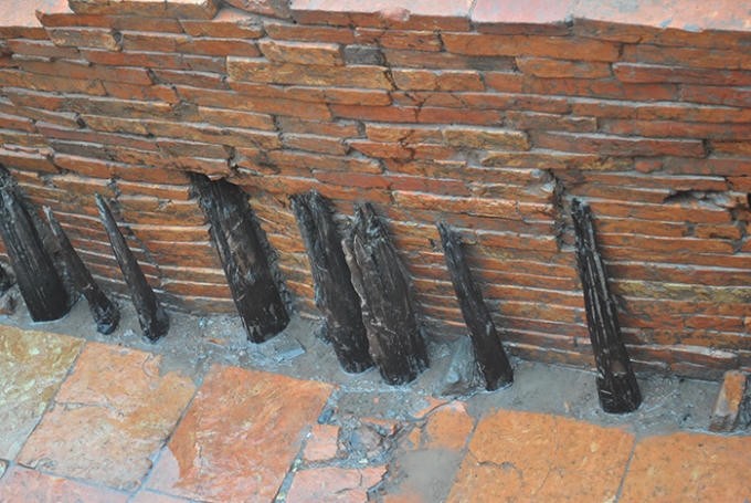 Những cọc gỗ, gạch lát kè ở đường nước thời Lý vẫn còn dù bị nhiều tầng tích chồng chéo