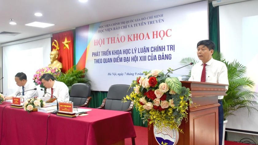 PGS,TS. Phạm Minh Sơn, Giám đốc Học viện Báo chí và Tuyên truyền báo cáo Đề dẫn Hội thảo.