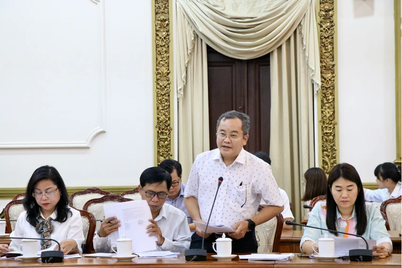 Ông Trần Thúc Chương, Phó Chủ tịch UBND quận 11 báo cáo tại buổi làm việc với UBND TP.HCM.