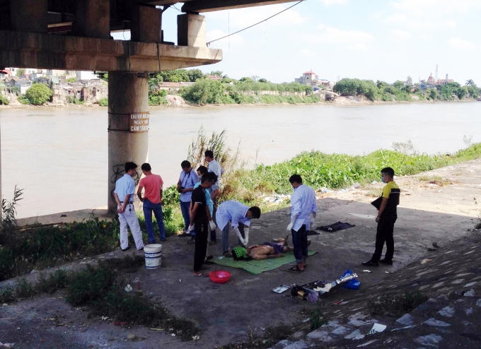 Cơ quan chức năng đang tiến hành khám nghiệm tử thi.