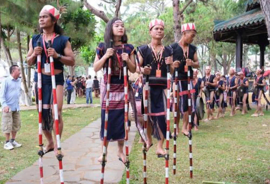 Các cô gái Bahnar điệu nghệ trên đôi cà kheo tại lễ hội. Ảnh: Báo Gia Lai