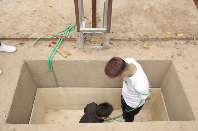 Sau nửa năm nghiên cứu, thử nghiệm biểu diễn, Trần Đình Quý đã tự chôn mình trong chiếc hộp dưới hố sâu.
