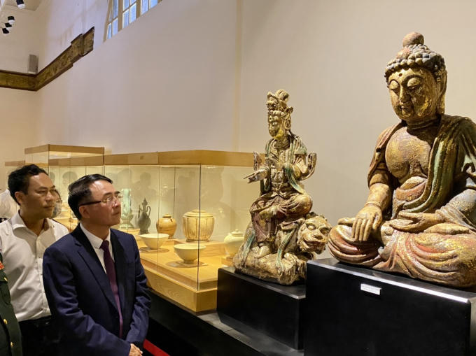 Lãnh đạo TP Hải Phòng và Lãnh đạo Bộ Văn hóa – Thể thao & du lịch chiêm ngưỡng những bảo vật tại Bảo tàng Hải Phòng.