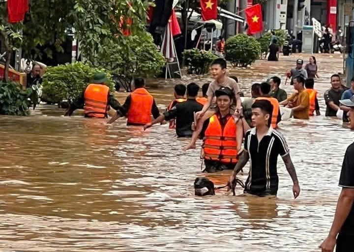 Các lực lượng chức năng tỉnh Sơn La đang nỗ lực hỗ trợ người dân khắc phục hậu quả mưa lũ (Ảnh: CTV).