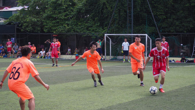 Trận chung kết giữa Viện Khoa học Công nghệ GTVT (Áo đỏ) và Bệnh viện Phụ sản Hà Nội.