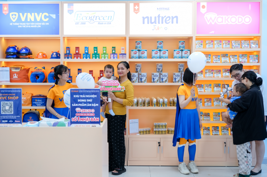 Rất nhiều phụ huynh tìm hiểu các sản phẩm sữa và thức ăn dặm cho bé tại Gian hàng VNVC SHOP. Ảnh: Mộc Thảo
