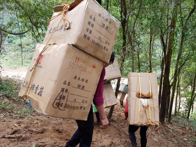 Những thùng hàng từ phía Trung Quốc về chủ yếu quần áo và các linh kiện điện tử.